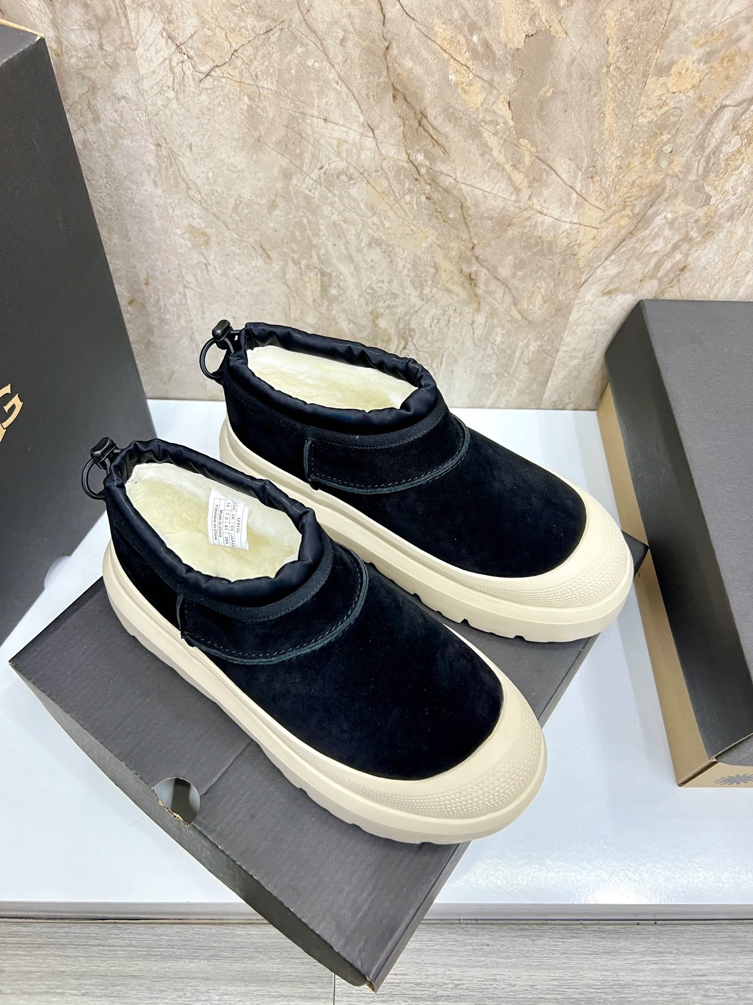 Men's men's shoes💰: 💰540💰Couple model👫 UGG Tasman Weather Hybrid one-second snow boots👢 Wang Yibo's same 👏 classic Tasman shoe is designed with environmentally friendly waterproof and snowproof material, which is both fashionable and functional. At the same time, it is paired with the new UGG Keen furry color-blocked jacket. Bright orange and maroon collide to create a new light outdoor style and open up a new travel experience in early autumn! Using the best materials, the 17mm fur-integrated surface is warmer and more breathable, and the outsole is upgraded to a lightweight and wear-resistant light wing technology outsole! Size: Women’s size 35-40 / Men’s size 38–44 (45 customized) Official website color